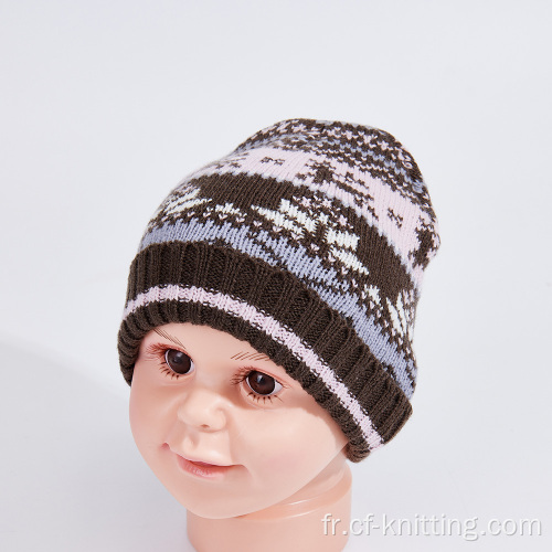 Le bonnet en tricot pour enfants est parfait pour le printemps et l'hiver